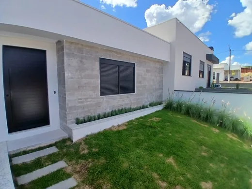Lateral da casa concluída