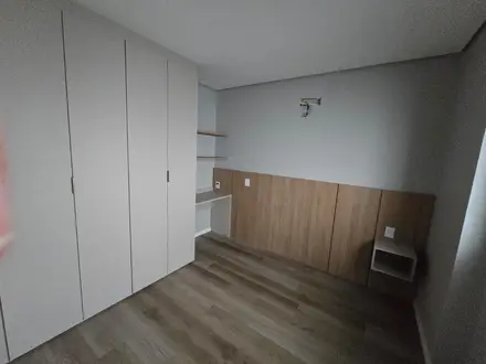 Dormitório com armários e cabeceira planejada