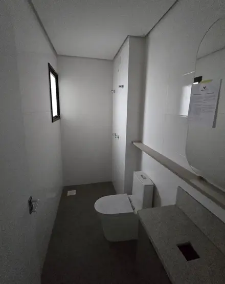 Banheiro com bancada em granito