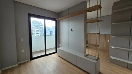 Living com painel e sacada